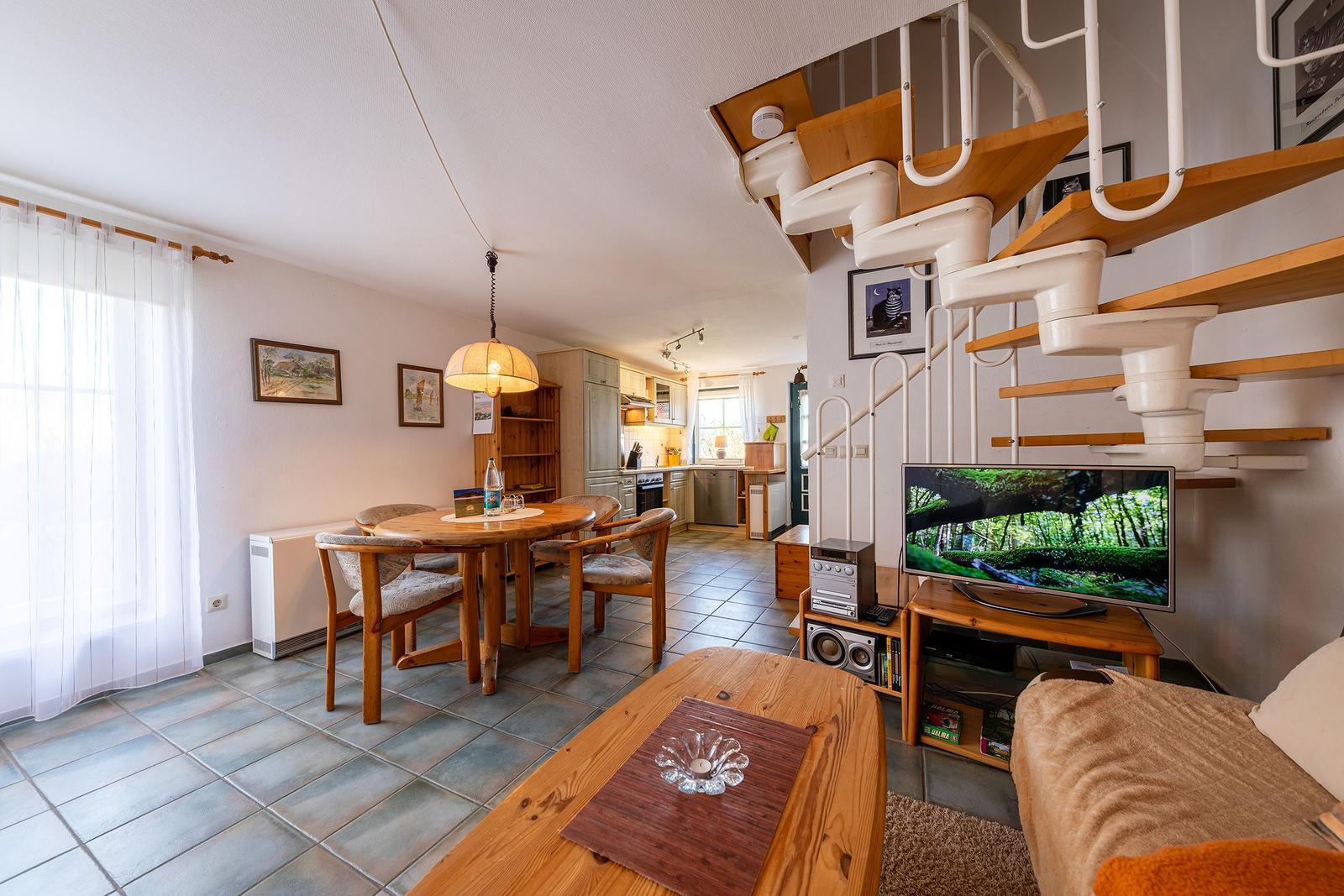 Wohnbereich mit Essplatz, Küche und Wendeltreppe zur oberen Etage.