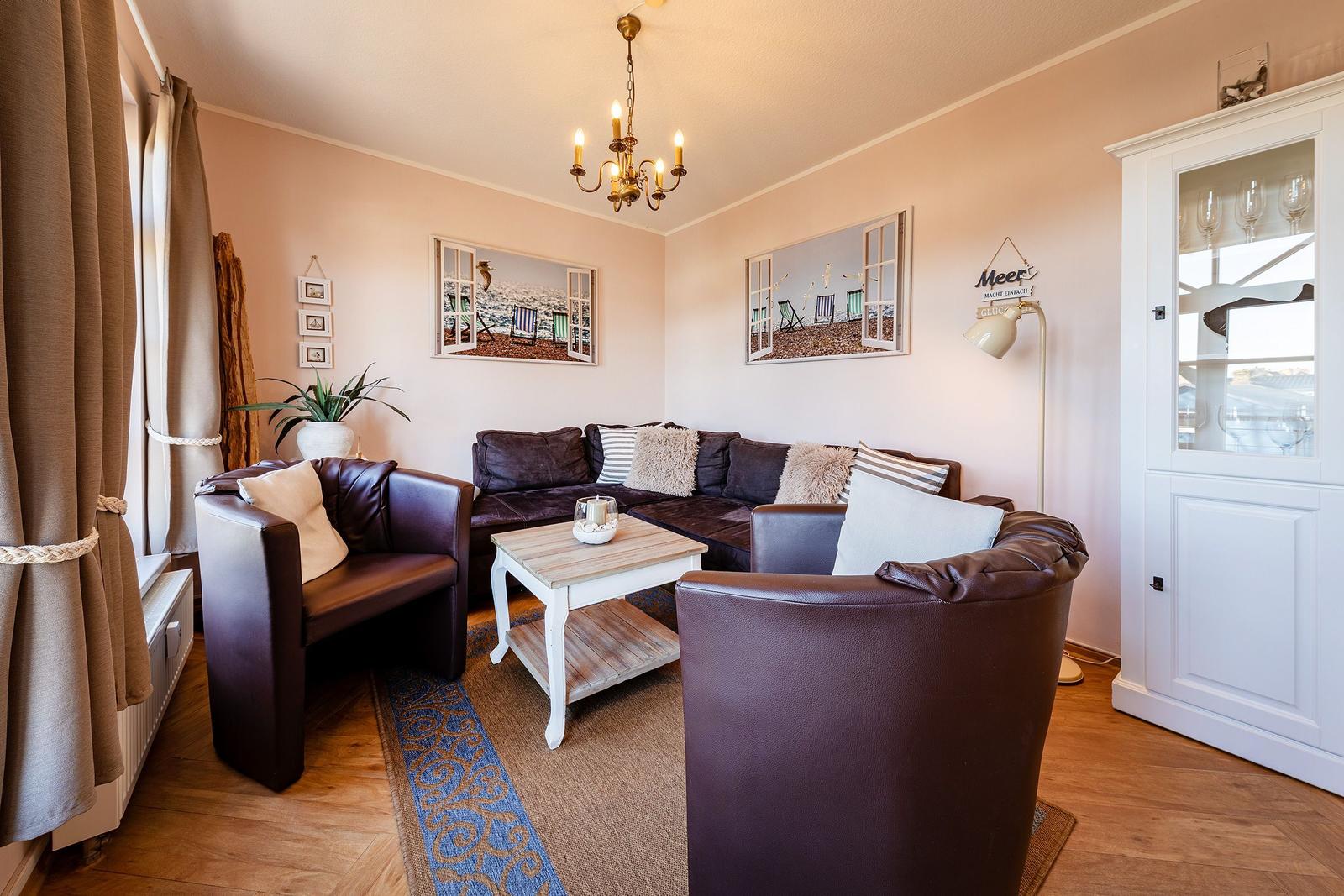 Wohnzimmer mit Ledersofa, Beistelltisch und weißen Wandschränken.