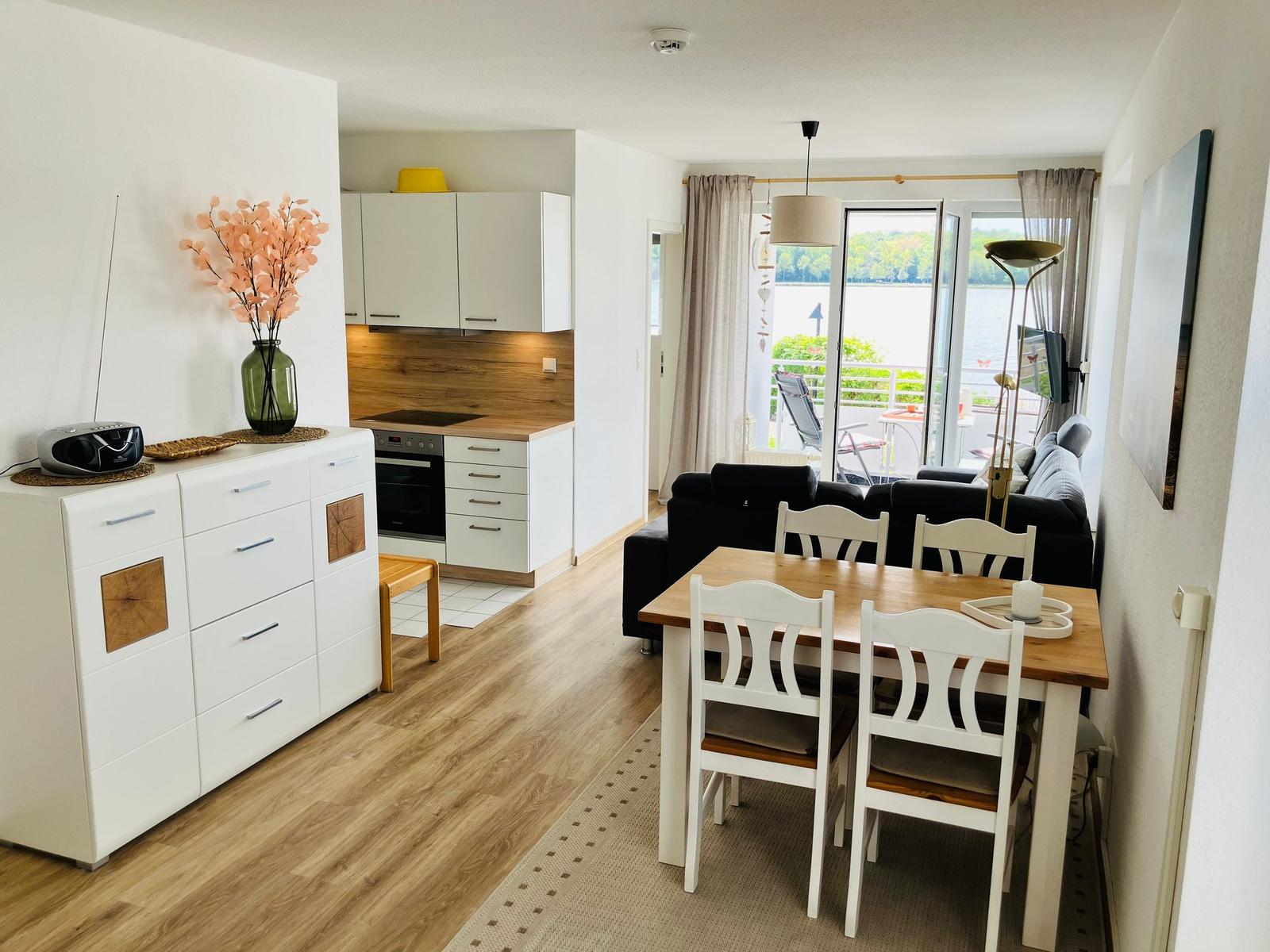 Wohnung mit Essbereich, Küche und Blick auf Wasser