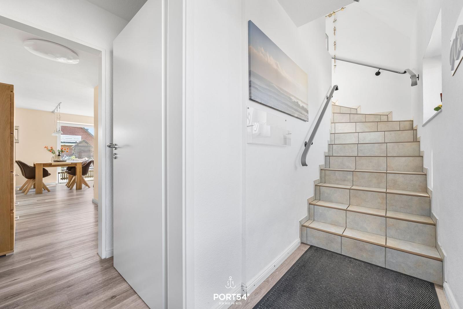 Hausgang mit Treppe und Blick in Essbereich