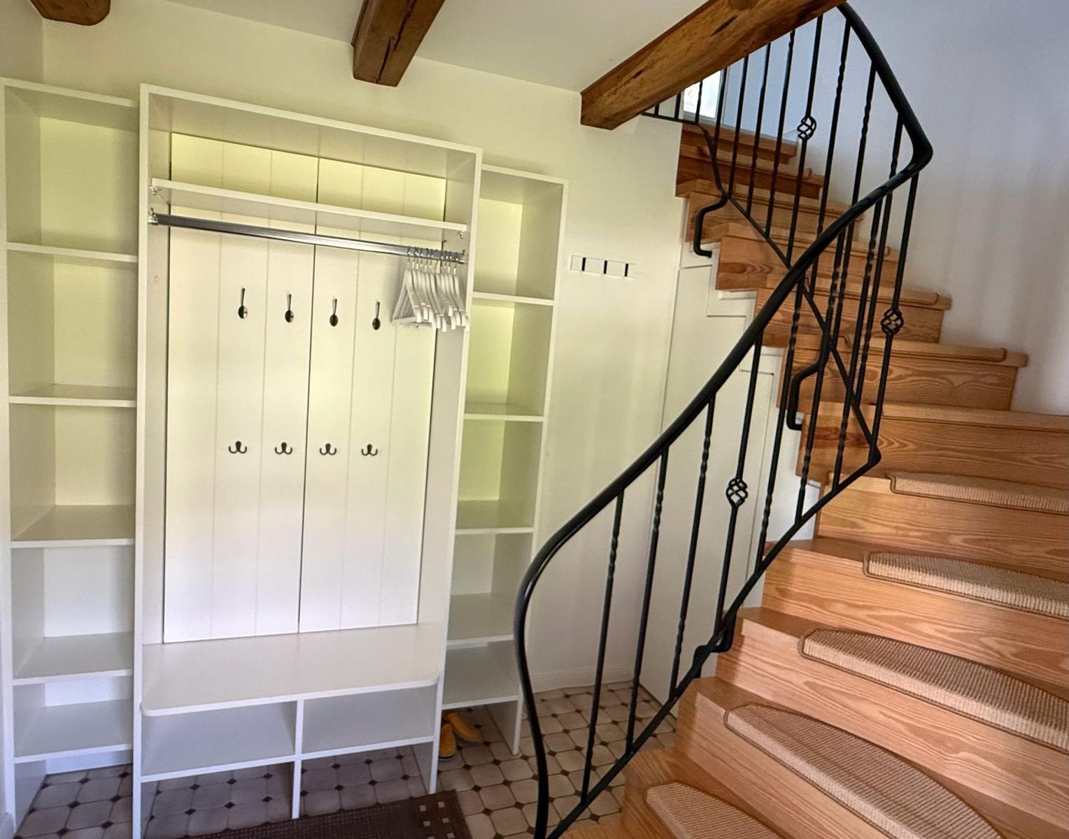 Eingangsbereich mit Garderobe und Treppe zur oberen Etage.