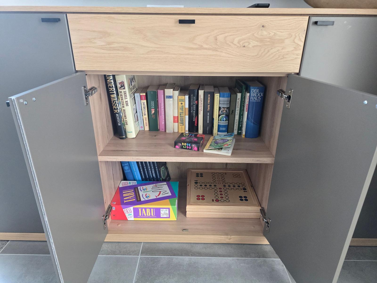 Schrank mit Büchern und Brettspielen im Wohnbereich