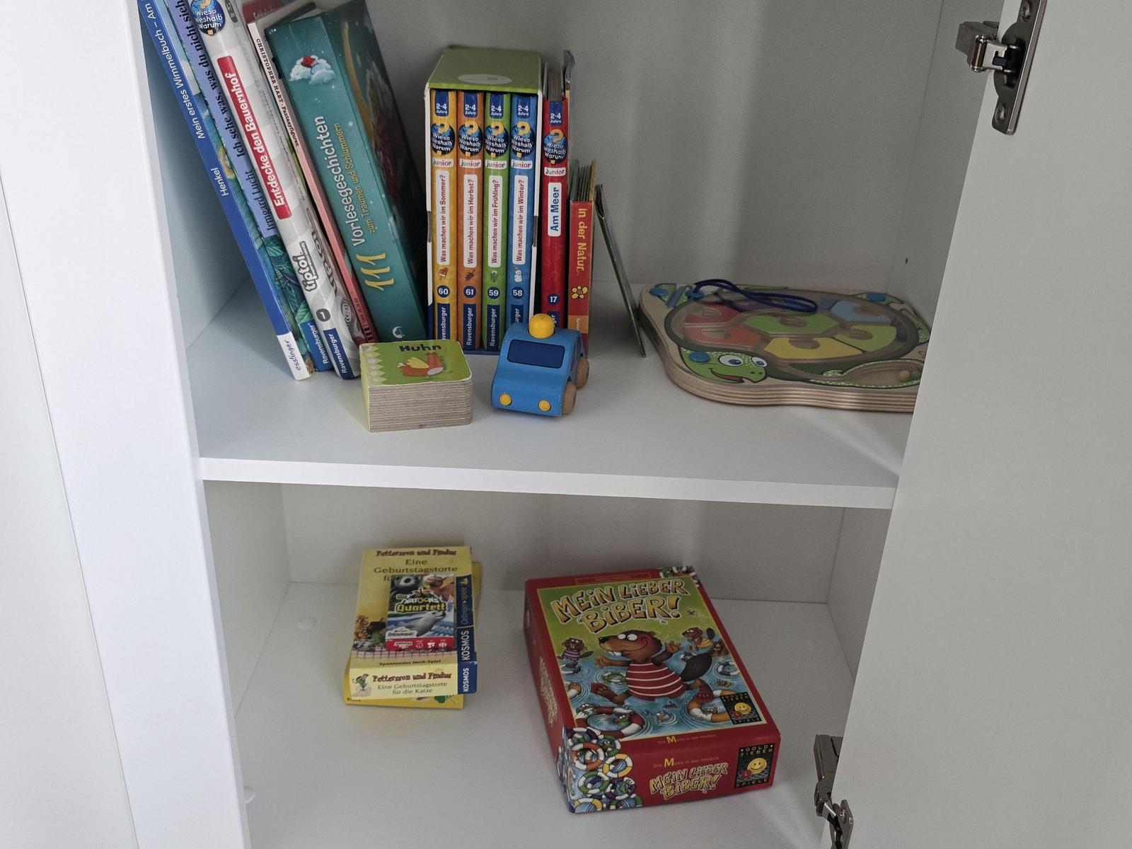 Bücher und Spiele für Kinder im Regal