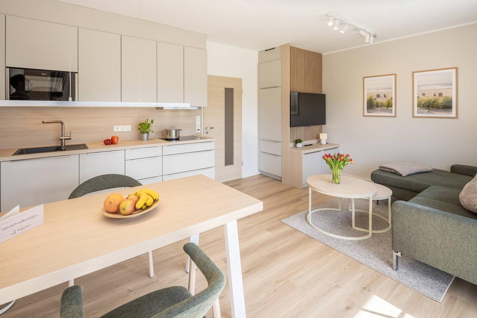 Küche mit Esstisch, Wohnbereich mit Sofa und Fernseher
