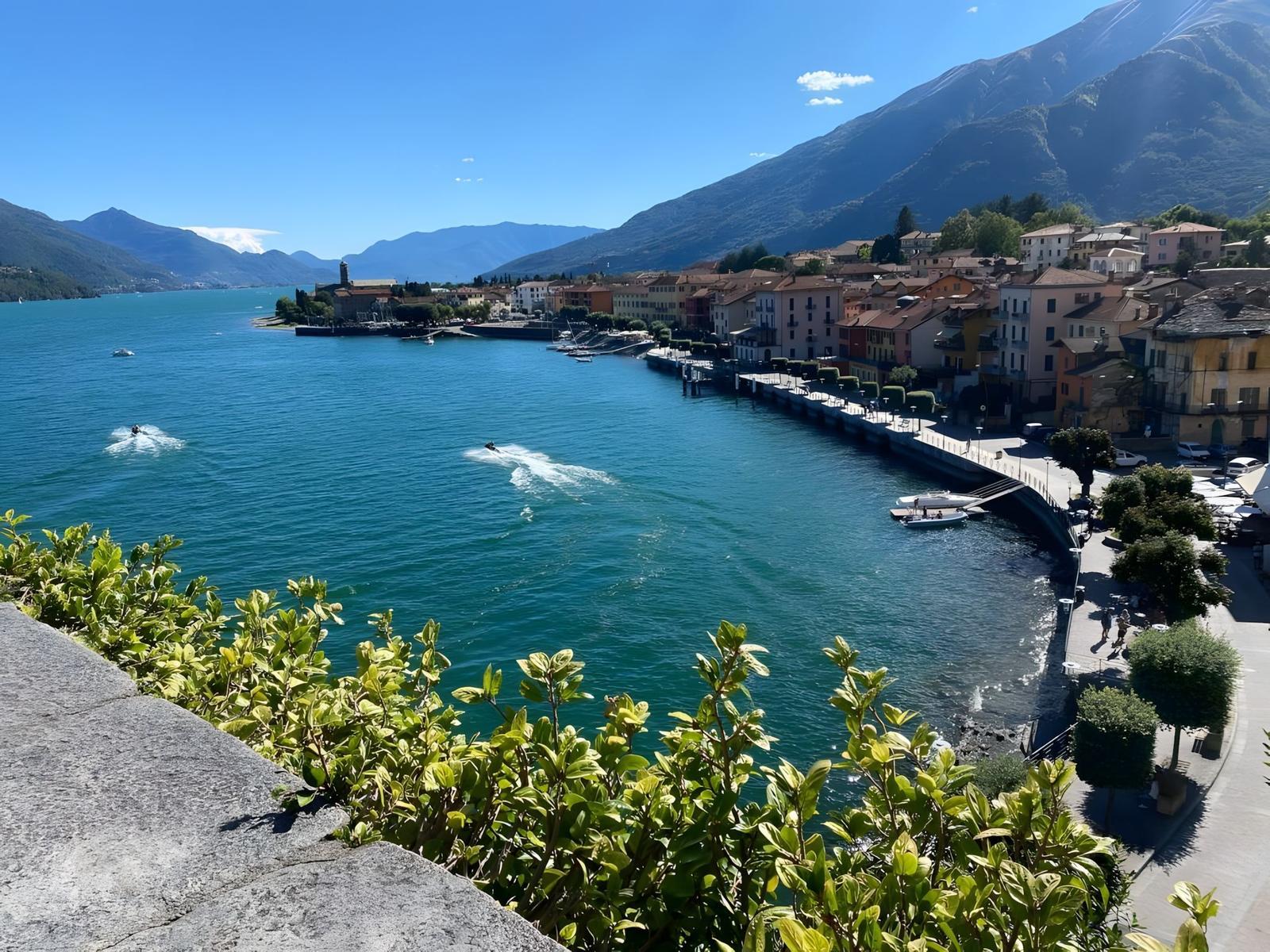 Lage am See mit Blick auf den Hafen und die Berge.