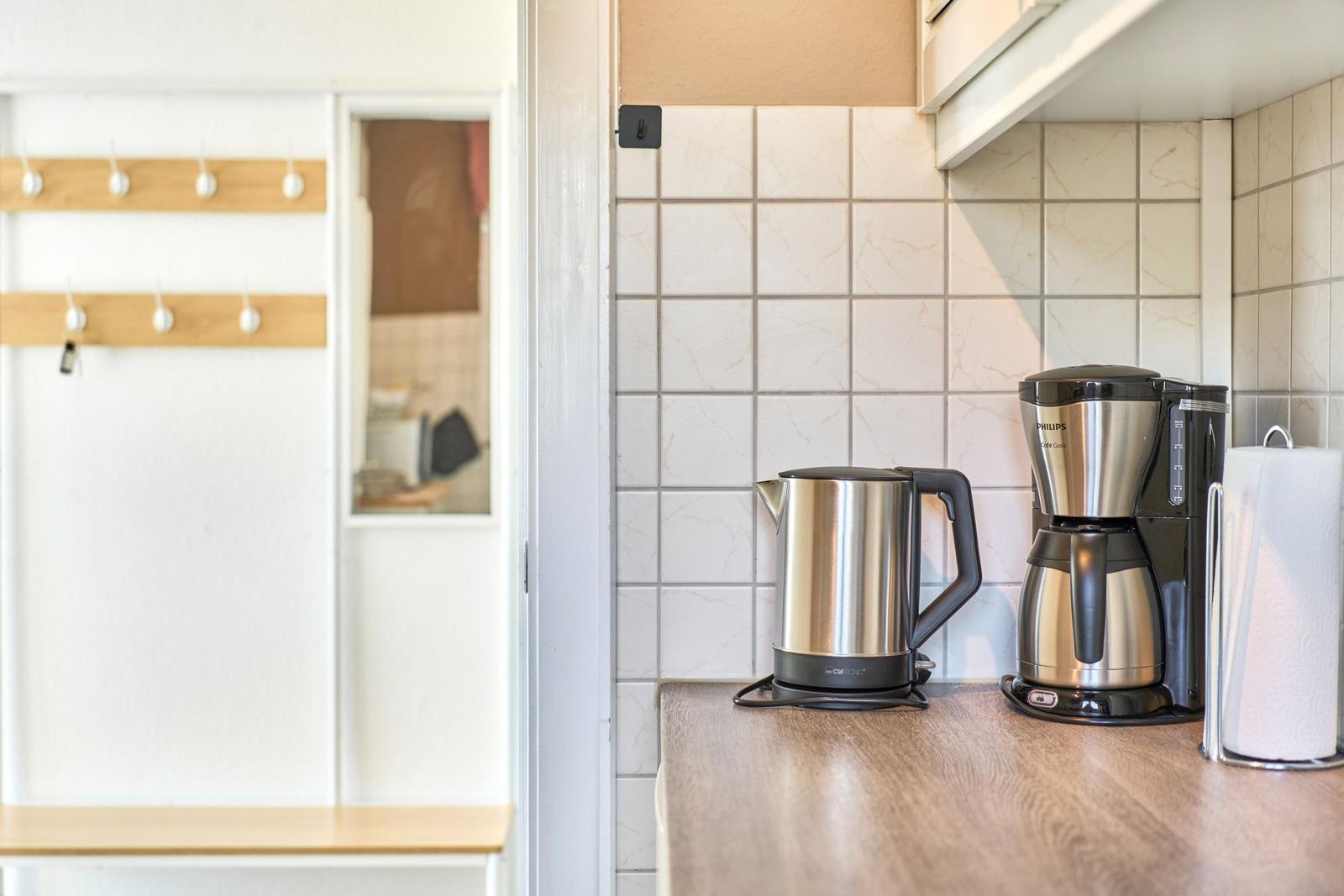 Küchenbereich mit Kaffeemaschine und Wasserkocher auf Arbeitsplatte
