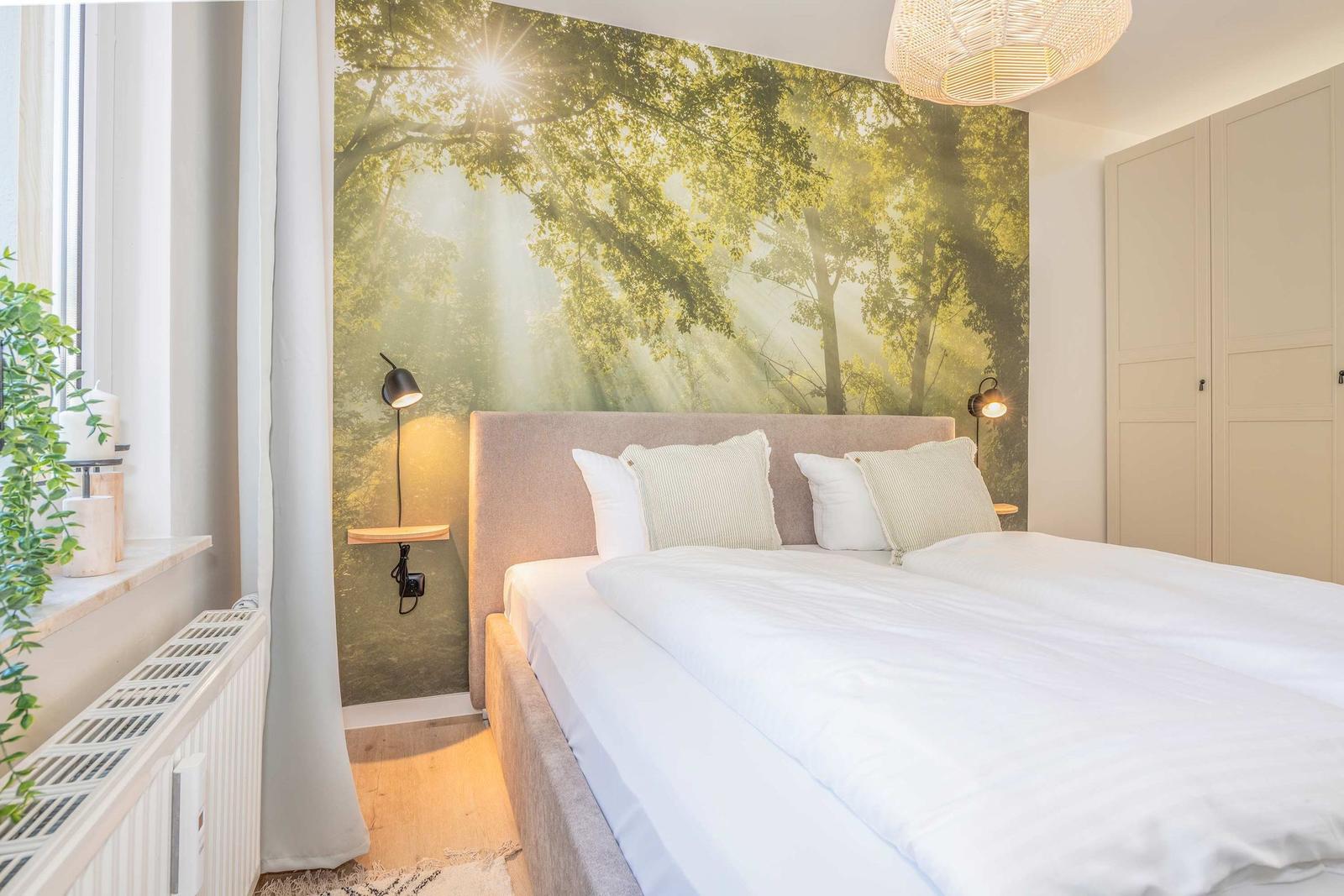 Schlafzimmer mit Bett, Wandbild Wald, Nachttische und Fenster