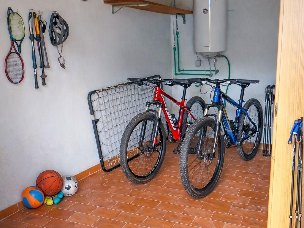 Mountainbikes und Sportgeräte vorhanden