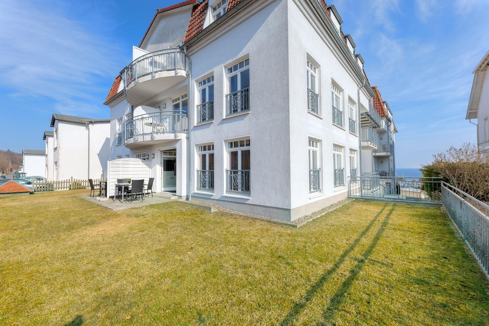 Wohnhaus mit Balkonen und Garten. Blick auf das Meer.