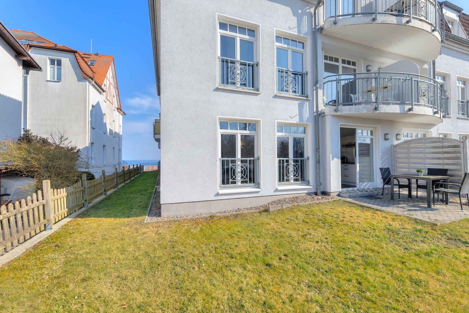 Haus mit Balkon, Garten und Terrasse. Blick auf das Meer.