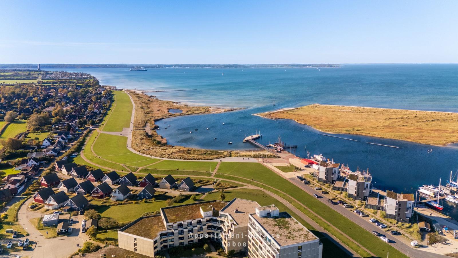 Aussicht auf Küstenstadt mit Hafen und See