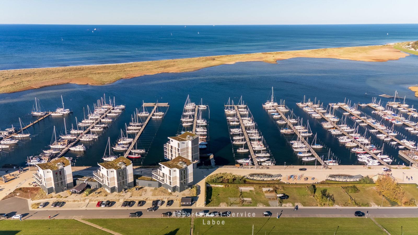 Hafen mit Booten und modernen Gebäuden am Meer