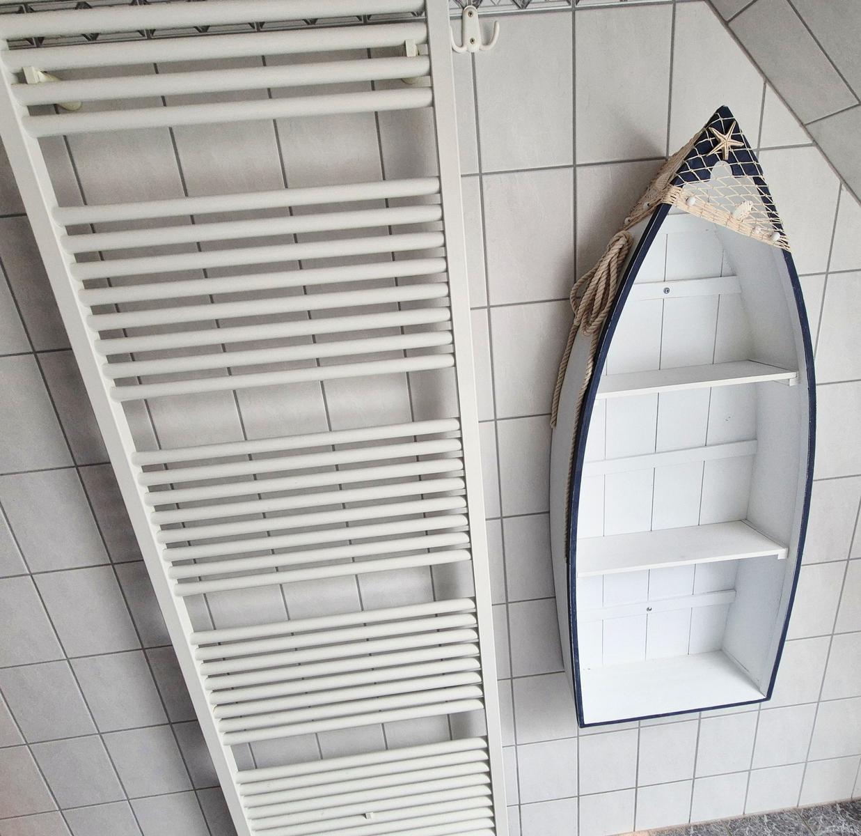 Dekoratives Regal im Badezimmer
