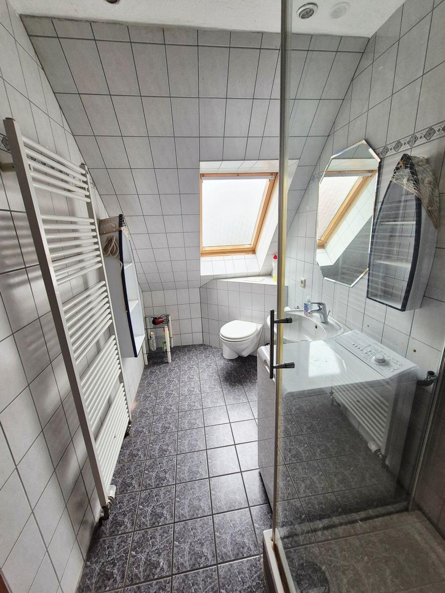 Badezimmer mit Dusche und Tageslicht