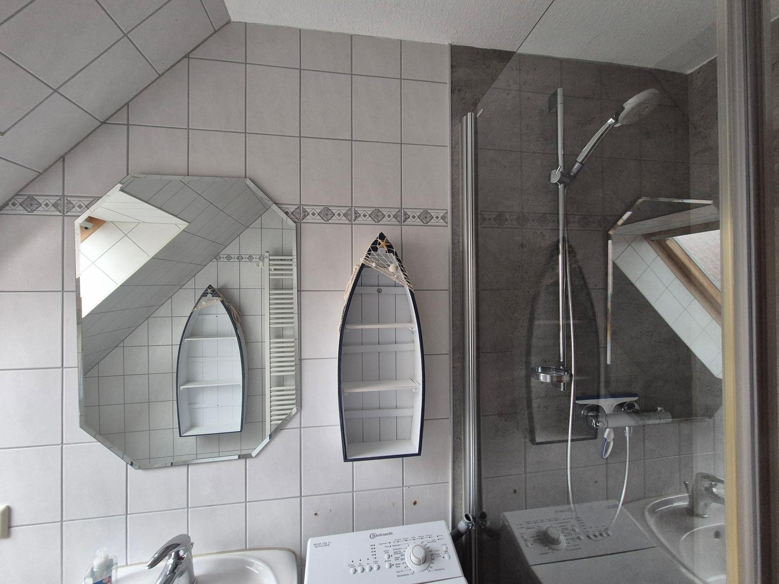 Badezimmer mit Dusche und Waschmaschine