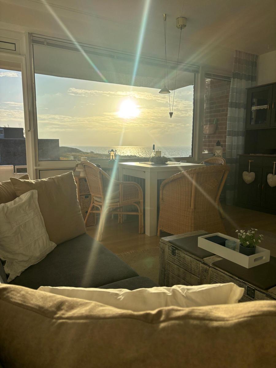 Wohnbereich mit Blick auf den Sonnenuntergang über dem Meer.