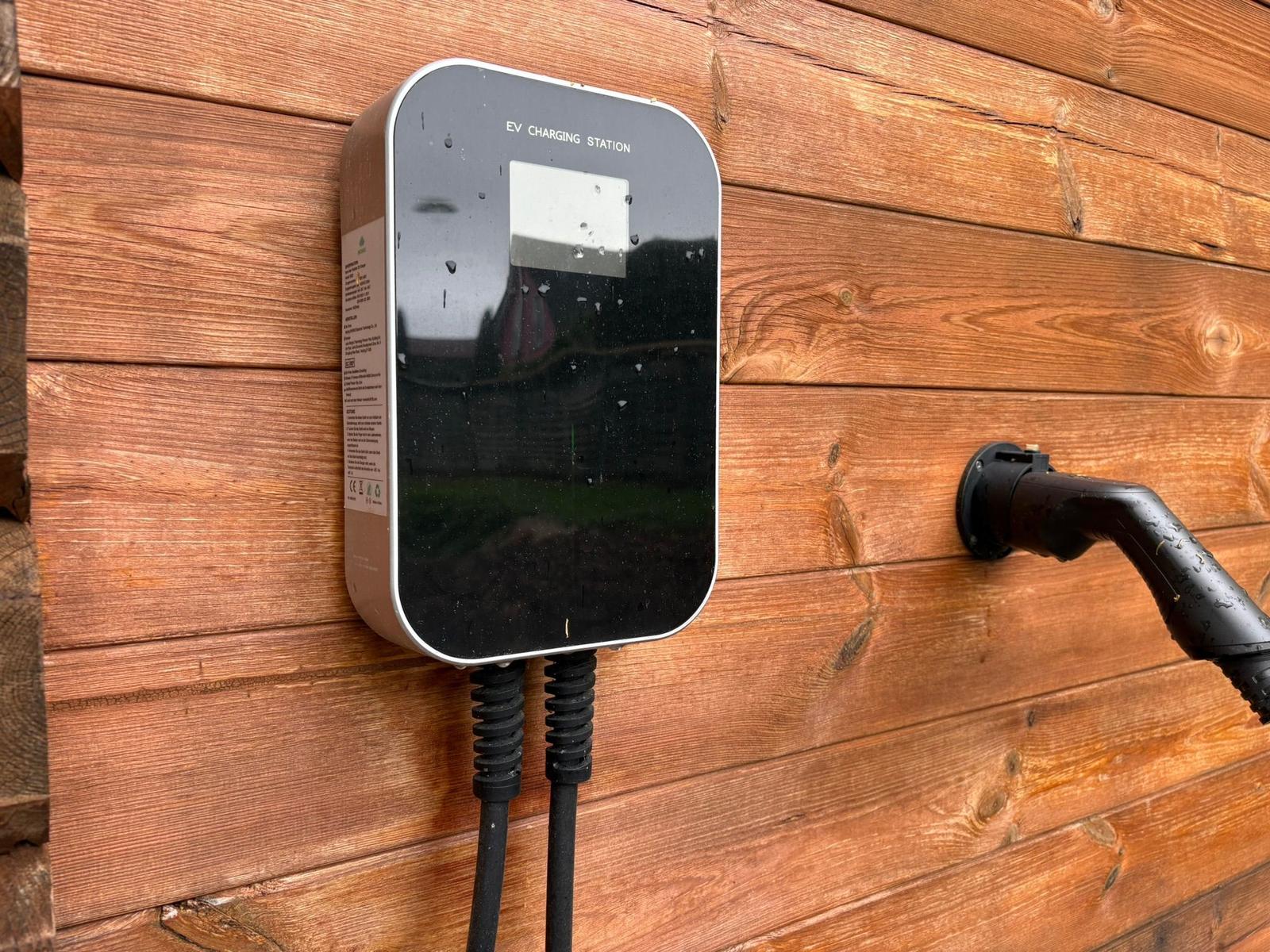 E-Ladestation am Parkplatz in Absprache mit Gastgebern nutzbar