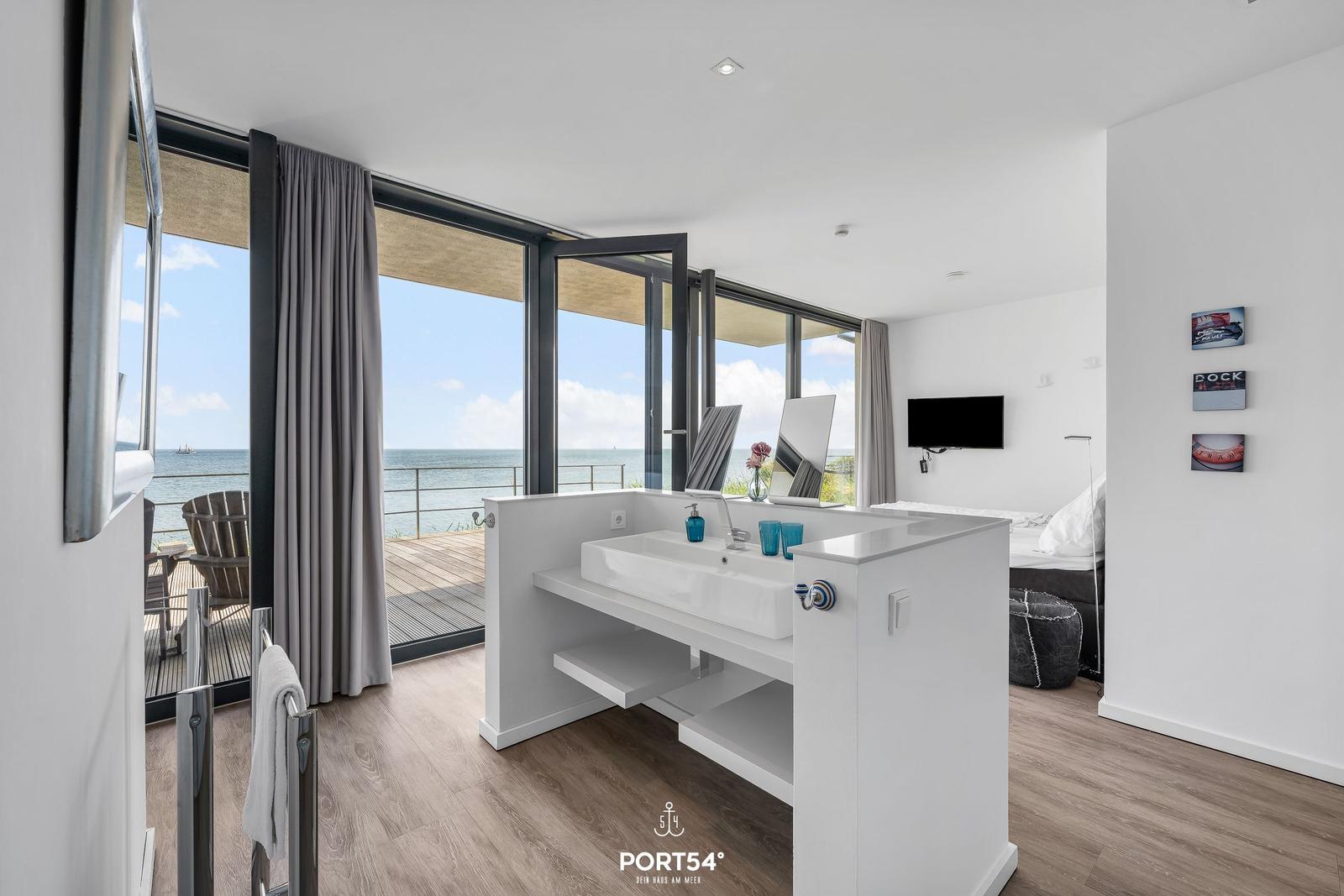 Moderne Suite mit Meerblick, Badewanne und Balkon