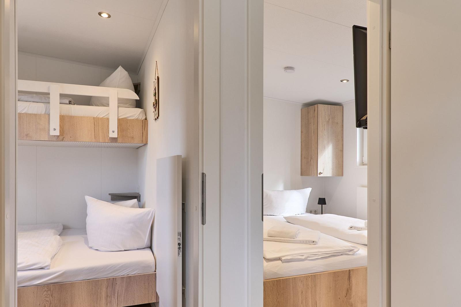 Zwei Schlafzimmer mit jeweils einem Bett und einer Matratze.