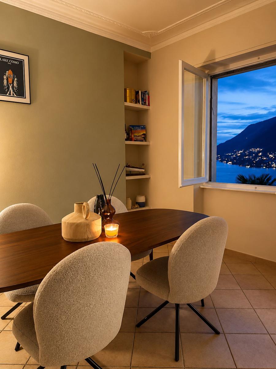 Esszimmer mit Blick auf den Comer See bei Nacht
