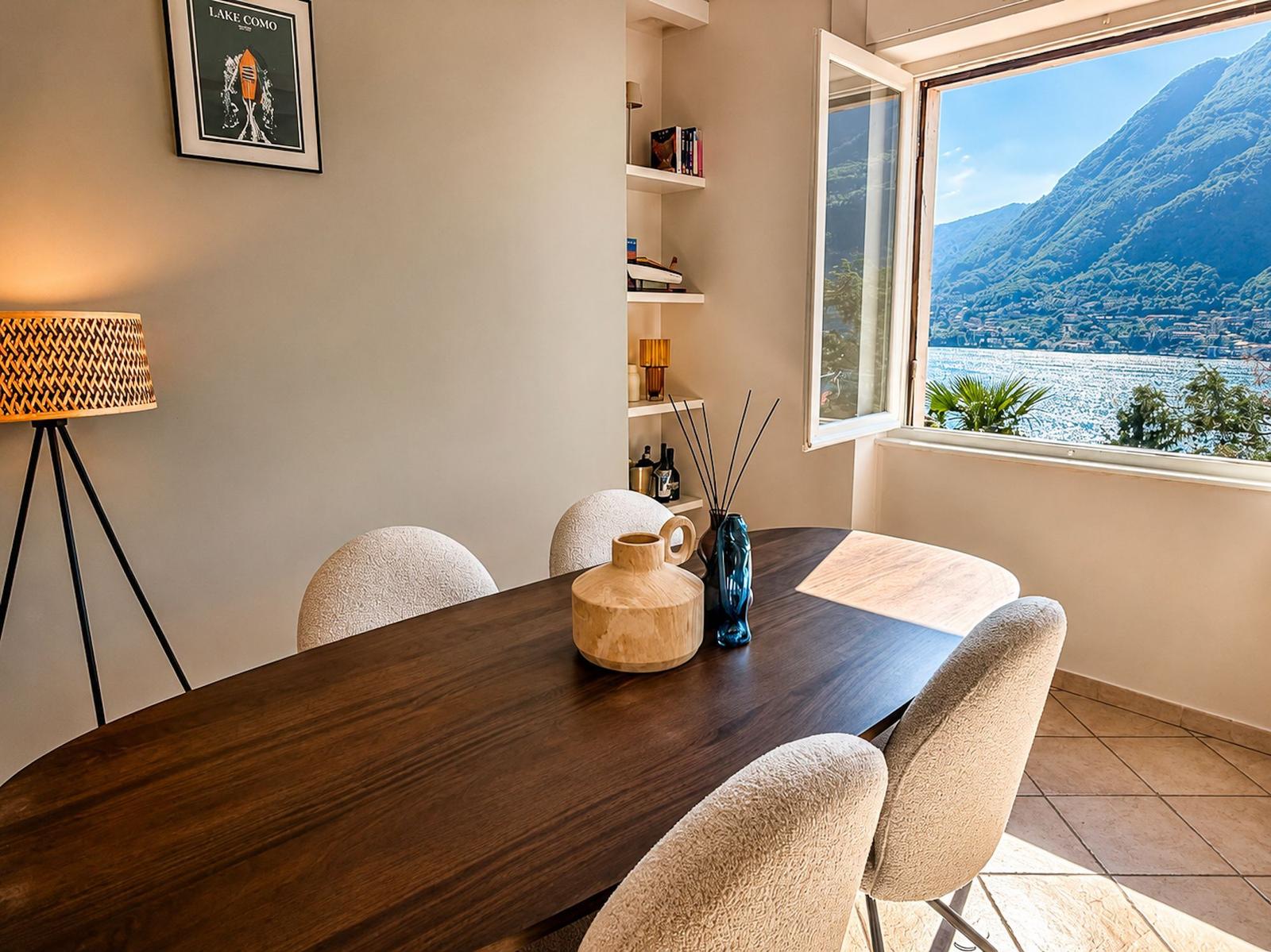 gemütliches Esszimmer mit Seeblick
