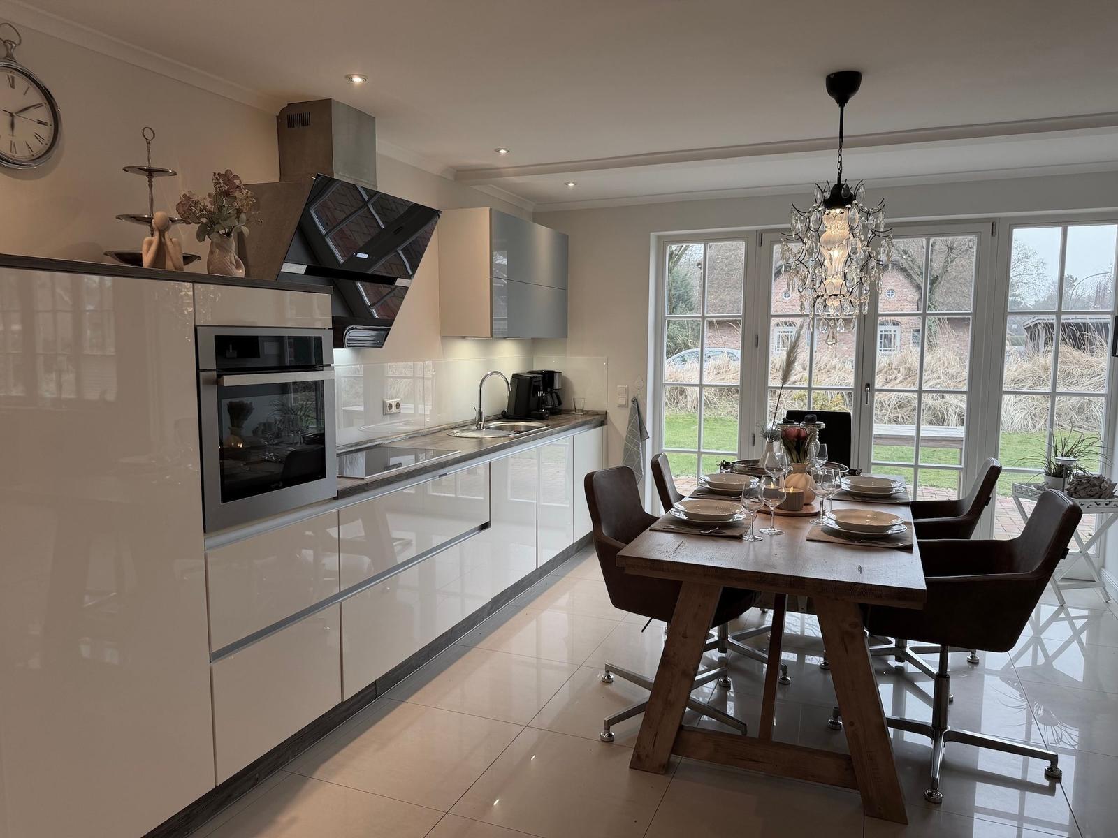 Moderne Küche mit Essbereich und Blick auf Garten