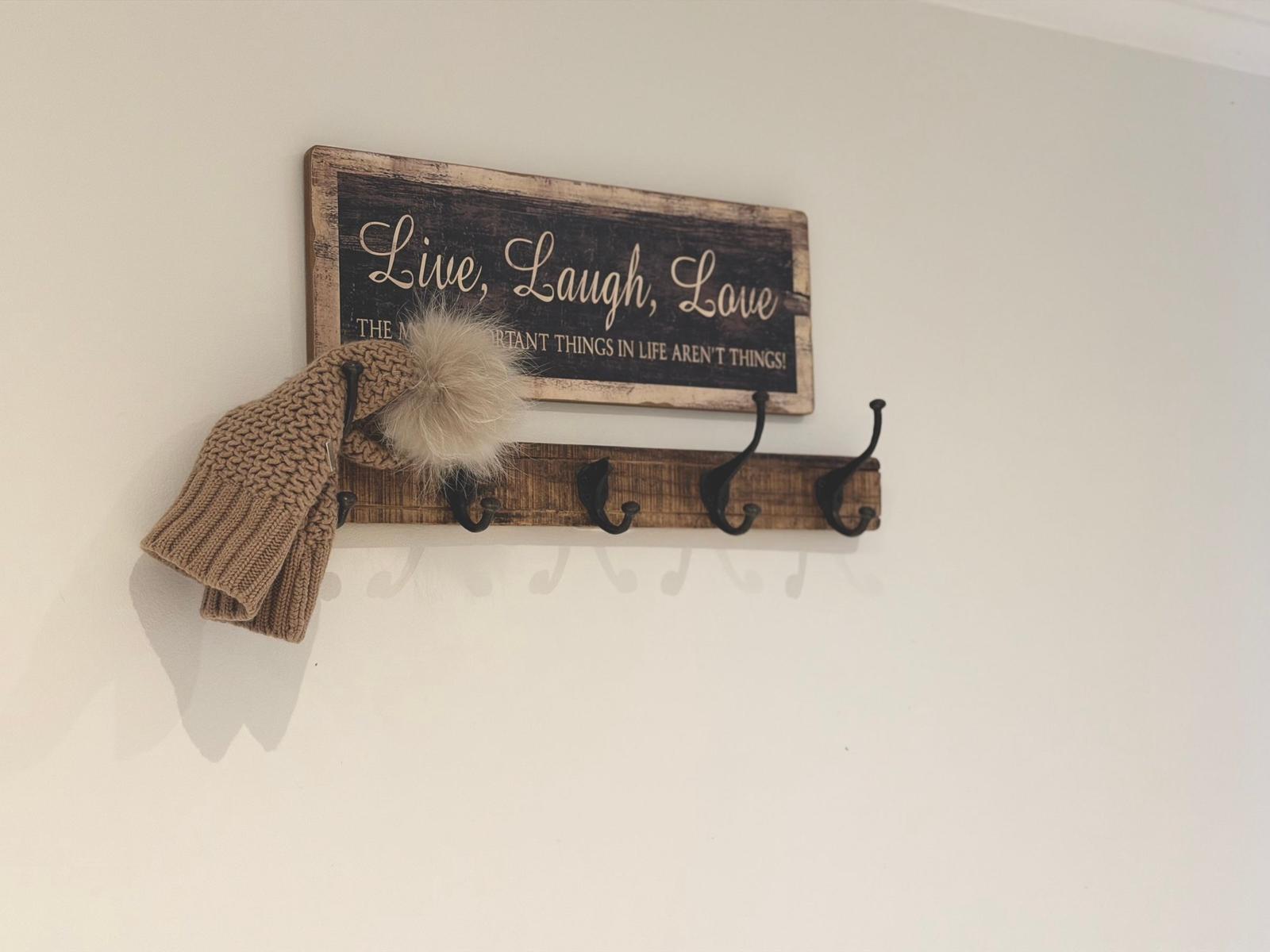 Wandregal mit Schild und Mütze hängt an der Wand.