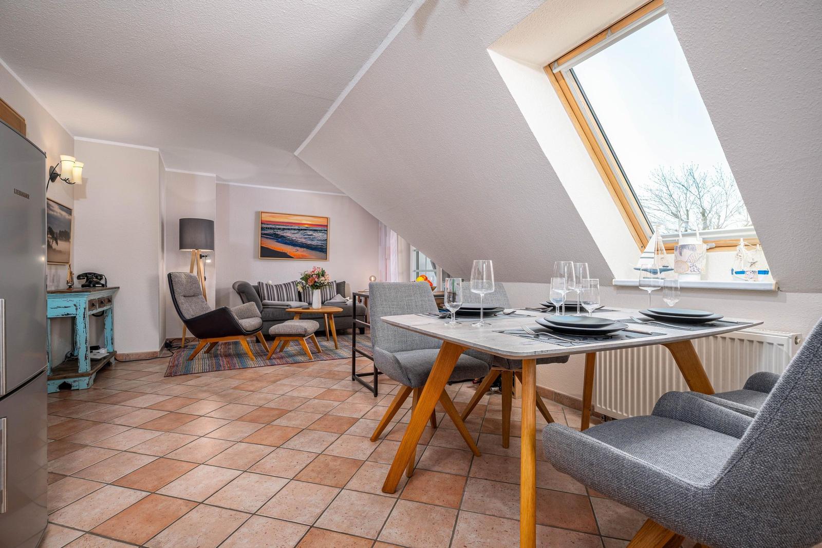 Blick vom Essbereich zum Wohnzimmer