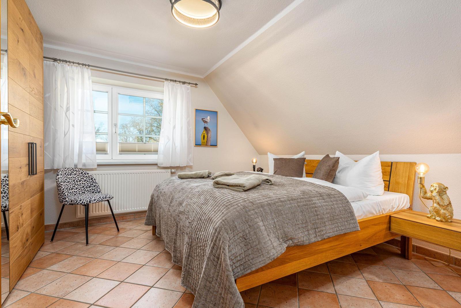 Schlafzimmer mit Doppelbett