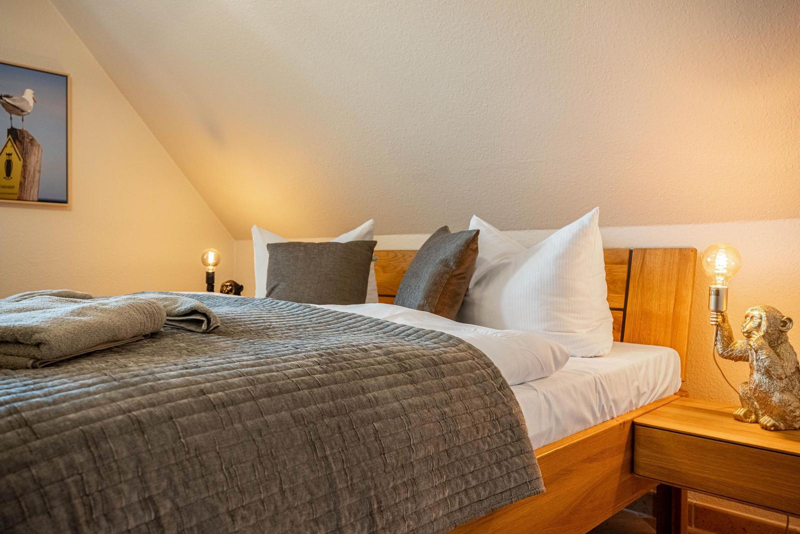 Schlafzimmer mit Doppelbett