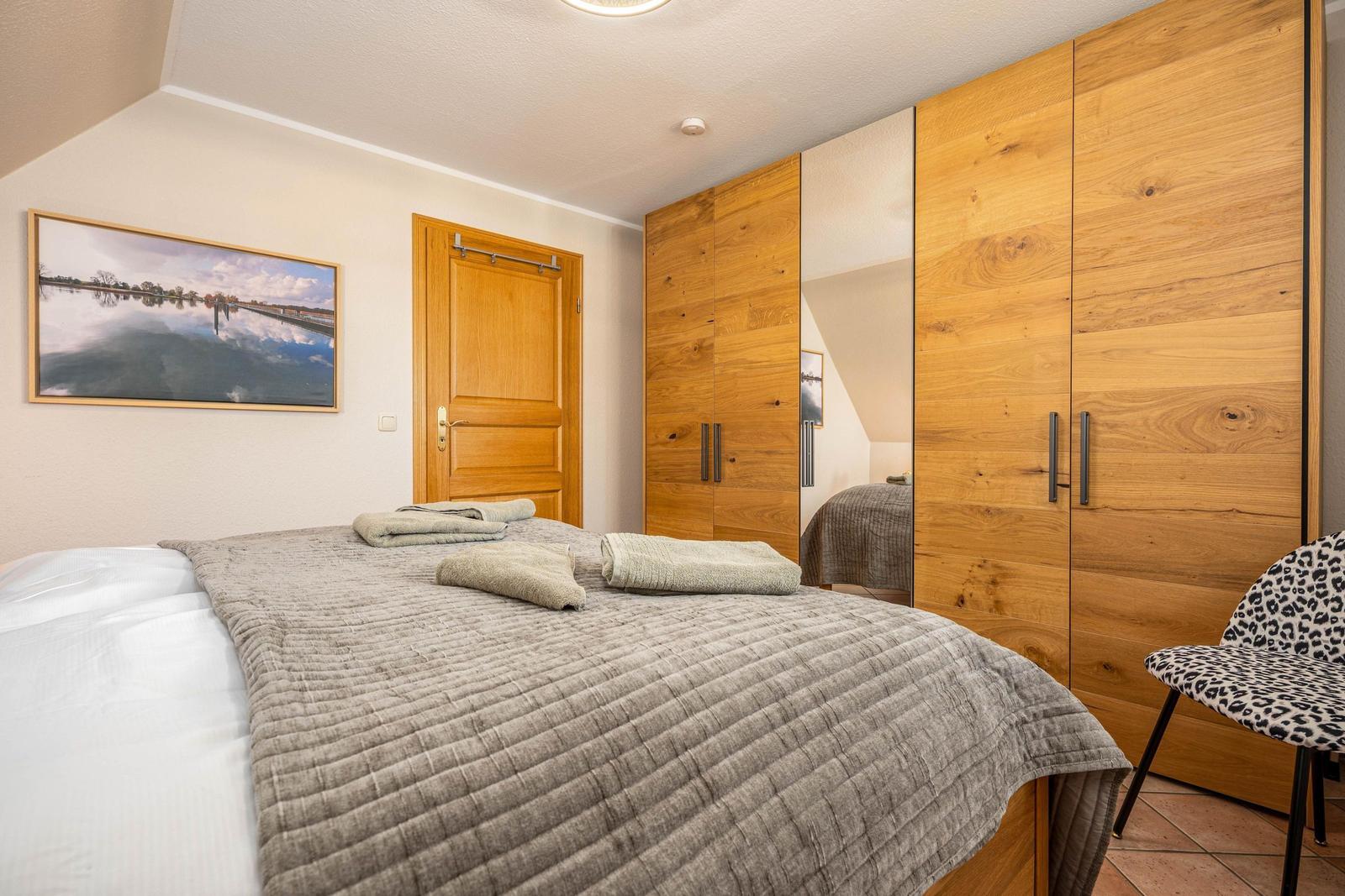 Schlafzimmer mit Doppelbett und Kleiderschrank