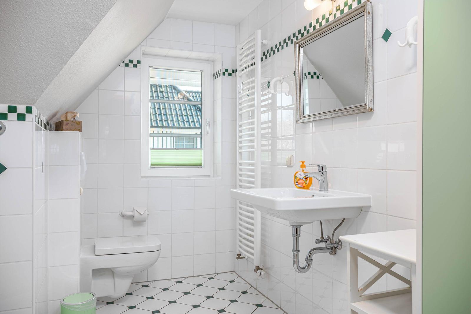 Badezimmer mit Waschbecken und Toilette
