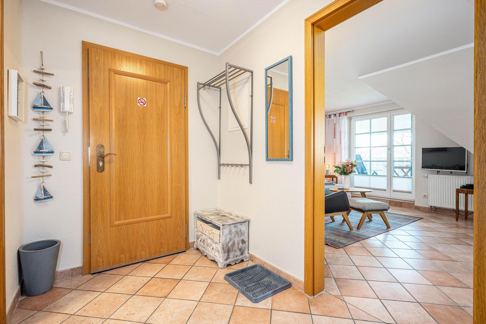 Eingangsbereich mit Garderobe und Blick ins Wohnzimmer