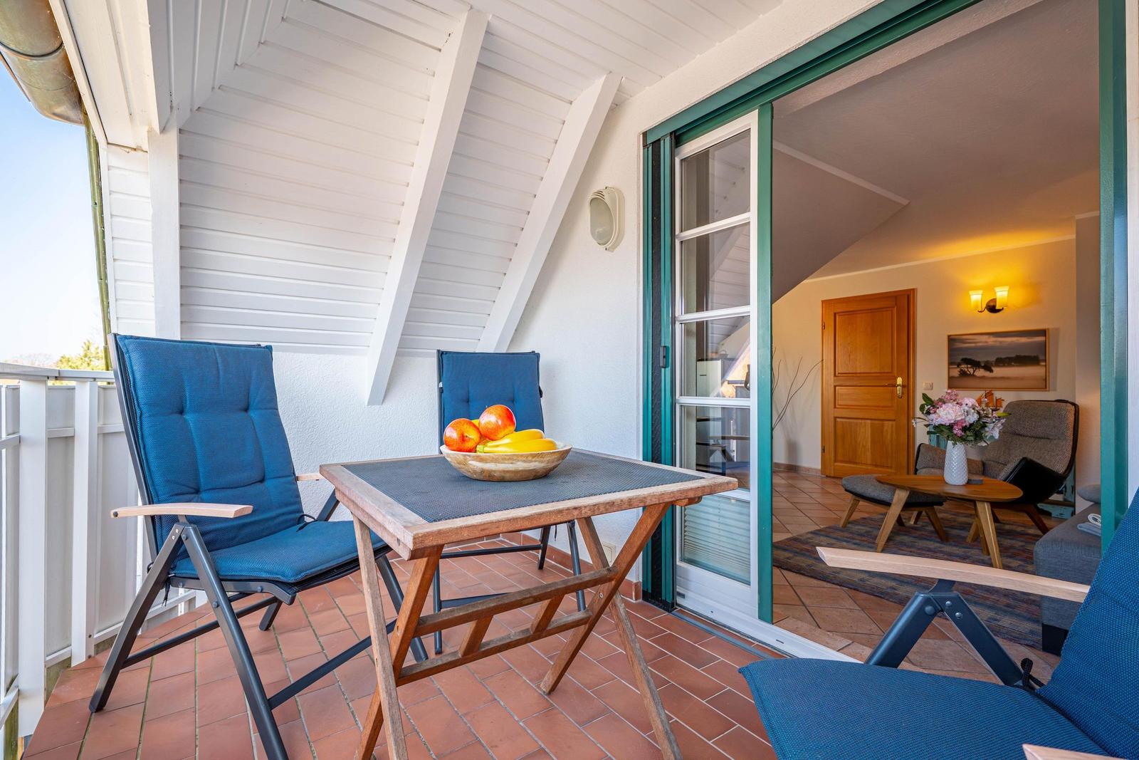 Blick vom Balkon ins Wohnzimmer
