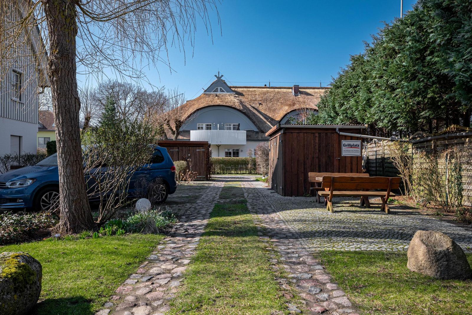 Einfahrt und Grillplatz