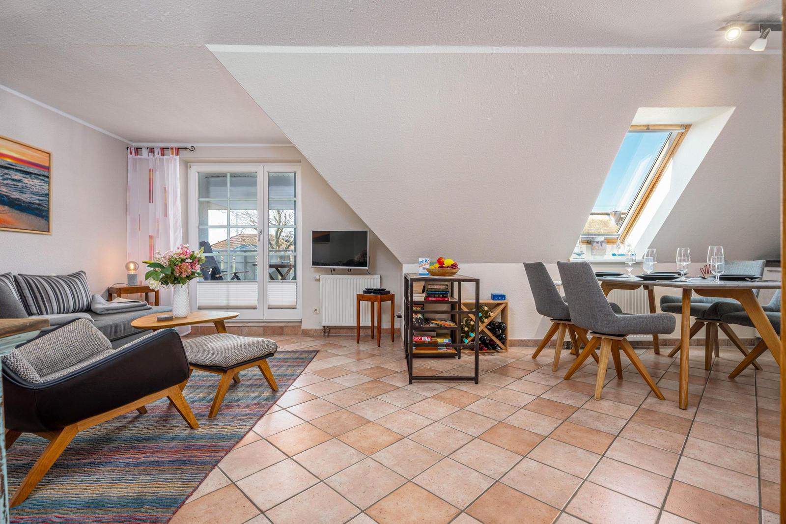 Wohnbereich mit Sofa und Essecke
