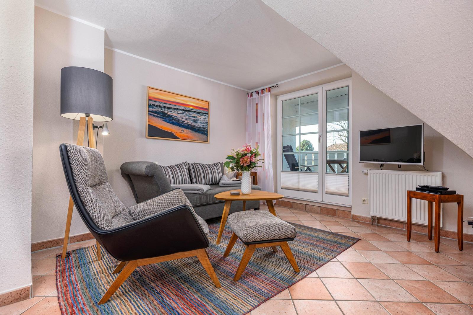 Wohnbereich mit Sofa und Sessel