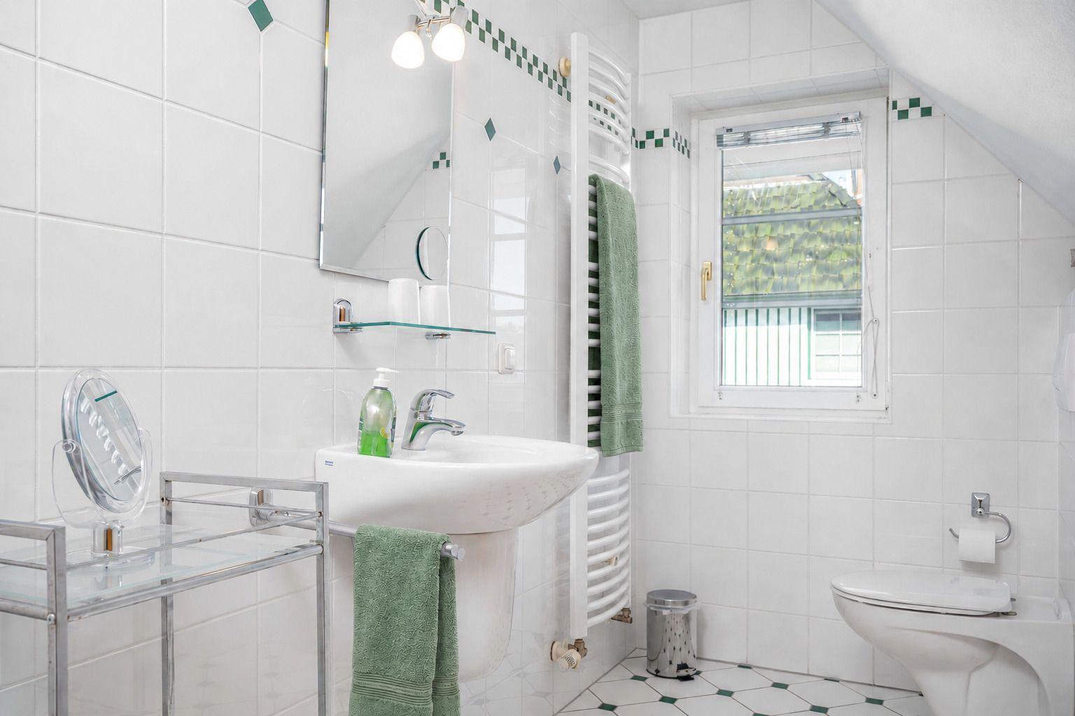 Bad mit Dusche und WC