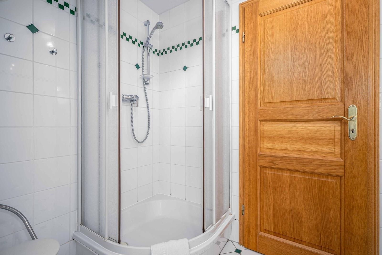 Bad mit Dusche und WC