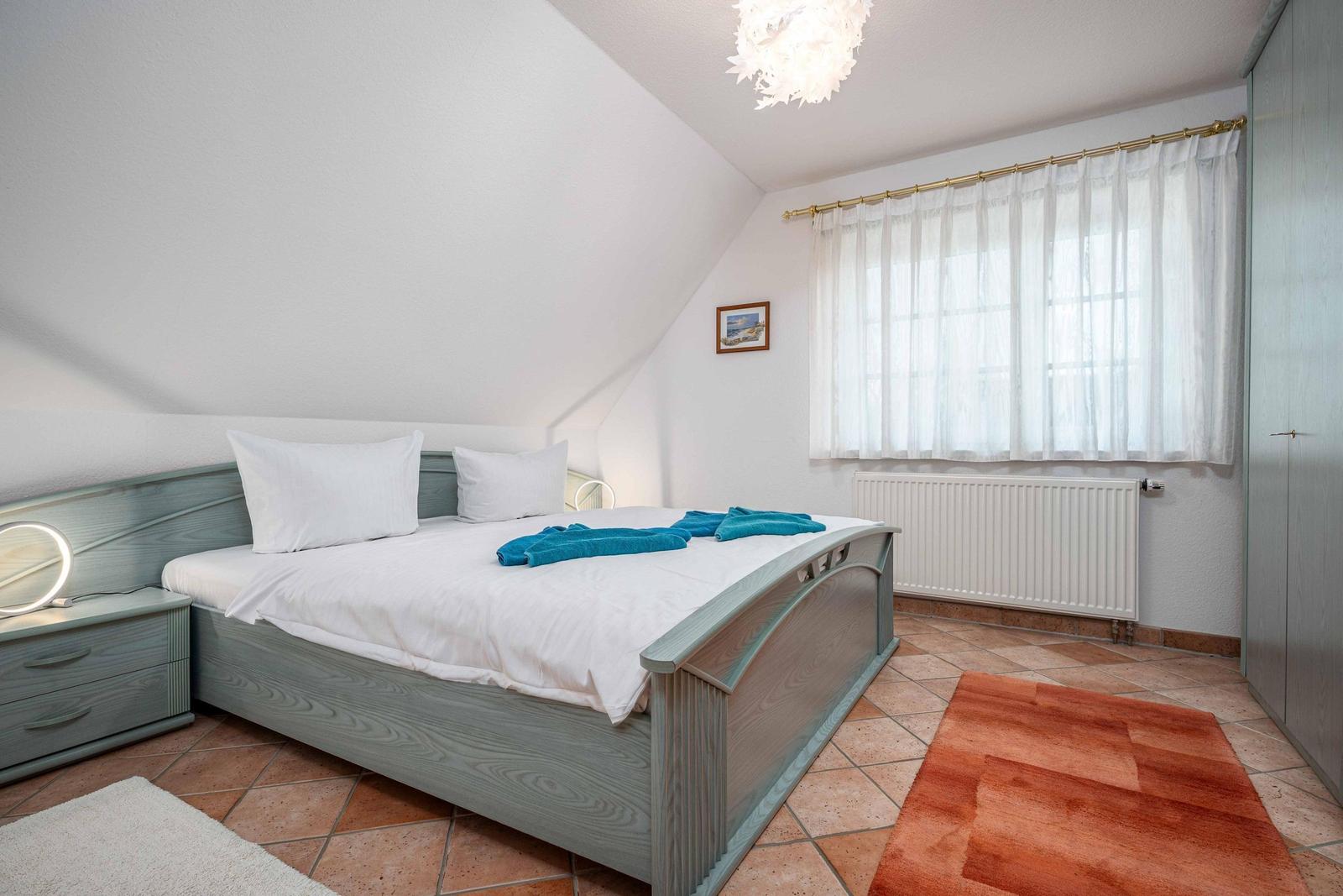 Schlafzimmer mit Doppelbett und Kleiderschrank