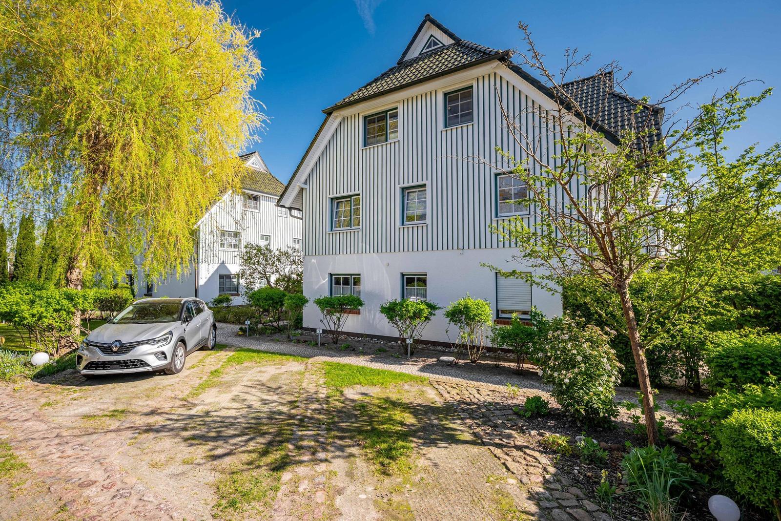 Auffahrt/ Parkplätze vom Haus