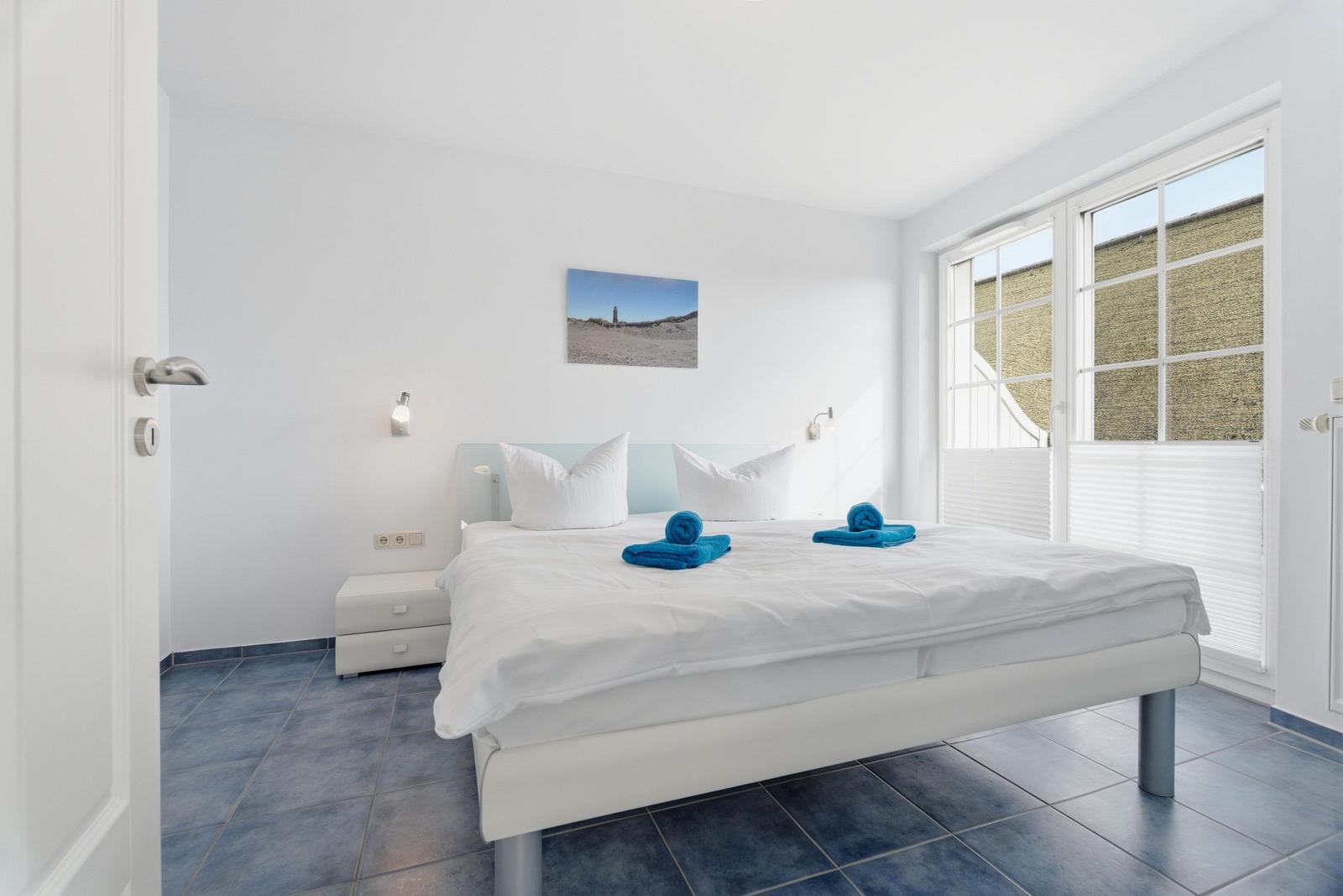 Schlafzimmer mit Doppelbett und Balkon