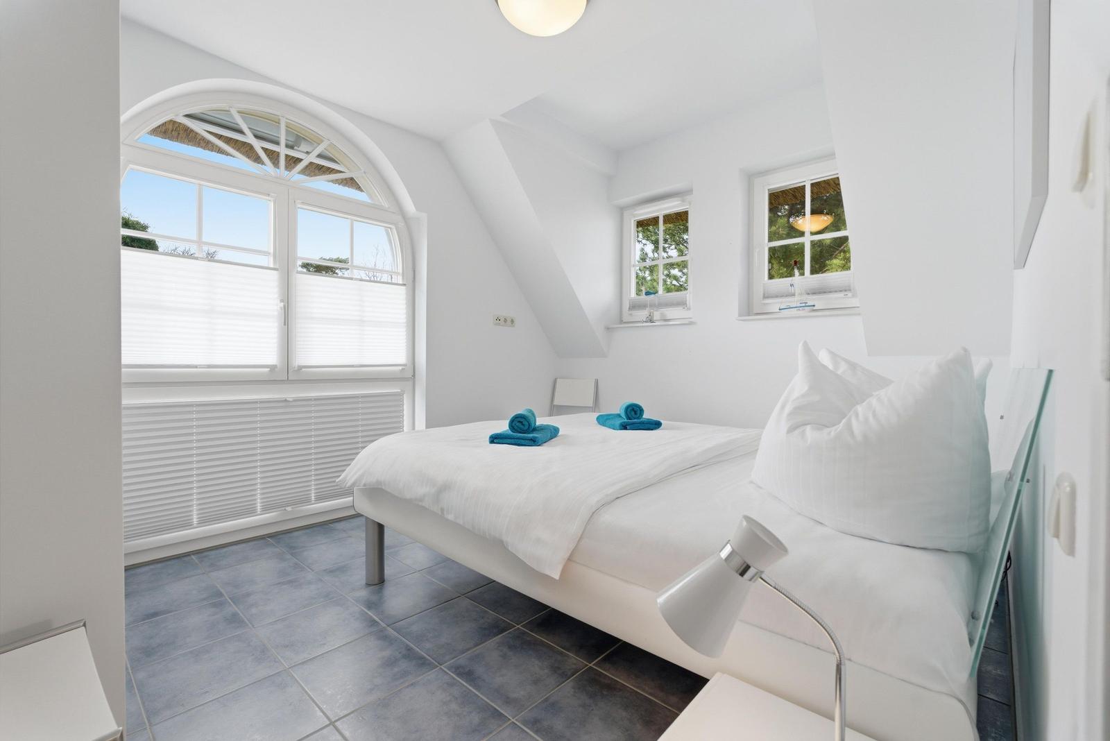 Schlafzimmer mit Doppelbett