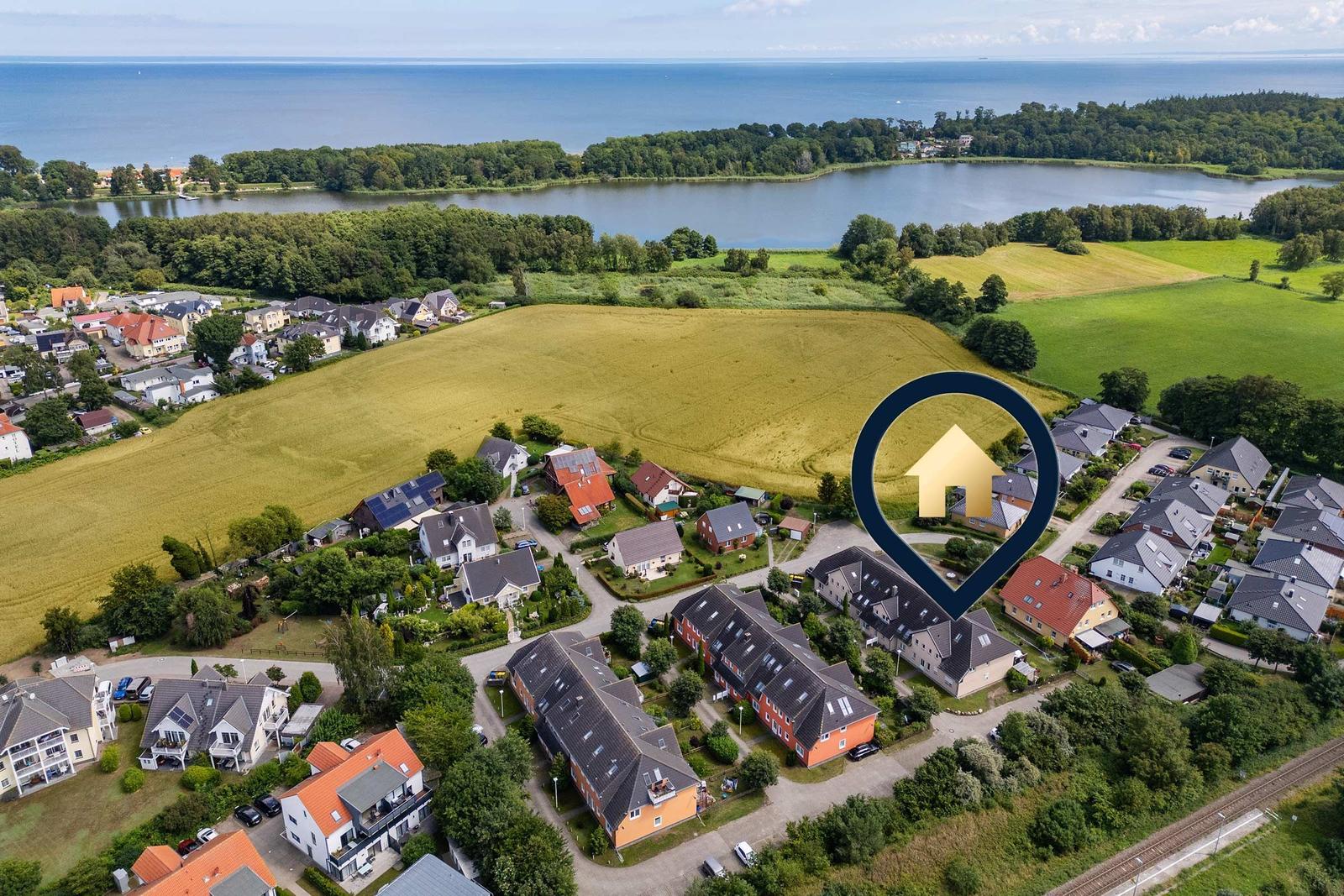 Haus in ruhiger Wohngegend mit Blick auf See und Felder.