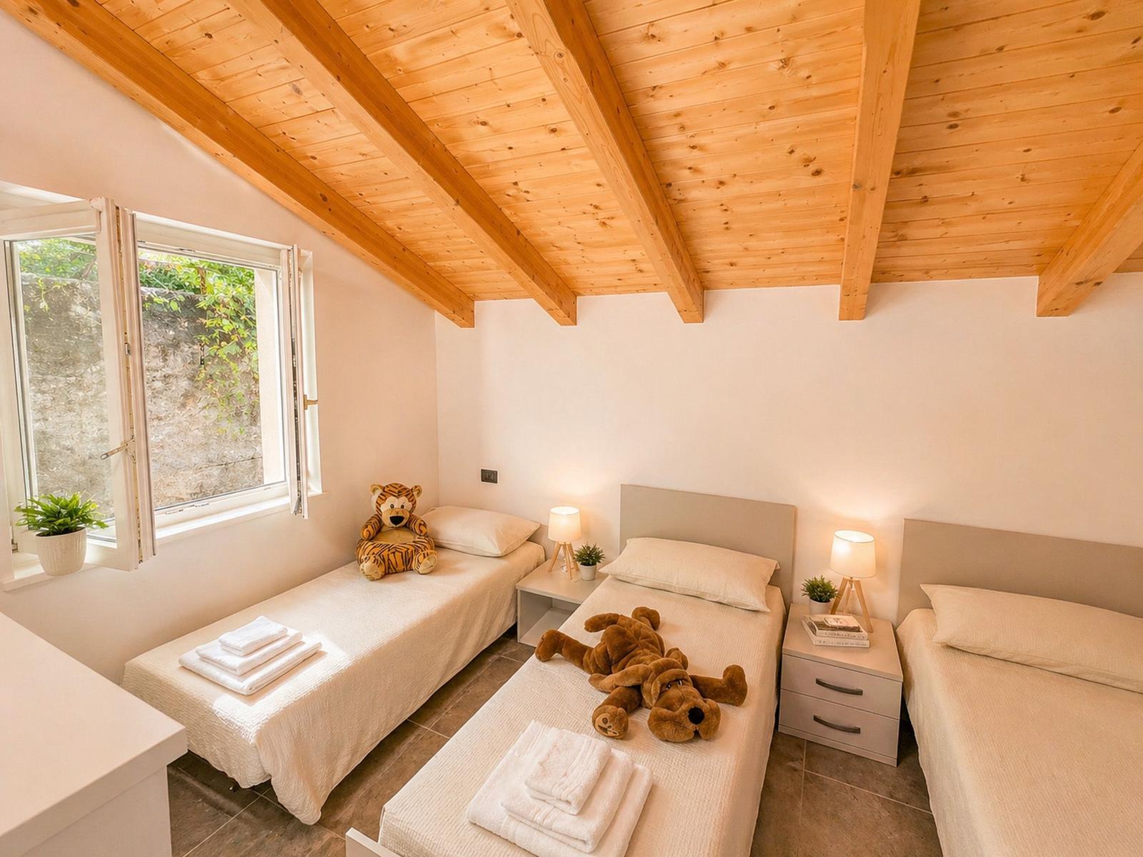 kuschelige weiche Betten mit minimalistischem Schlafzimmer