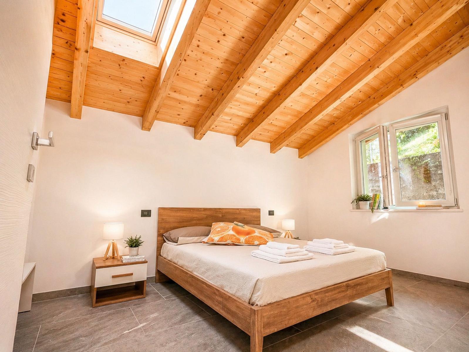 das Doppelbett-Schlafzimmer mit Platz für Kinderbett