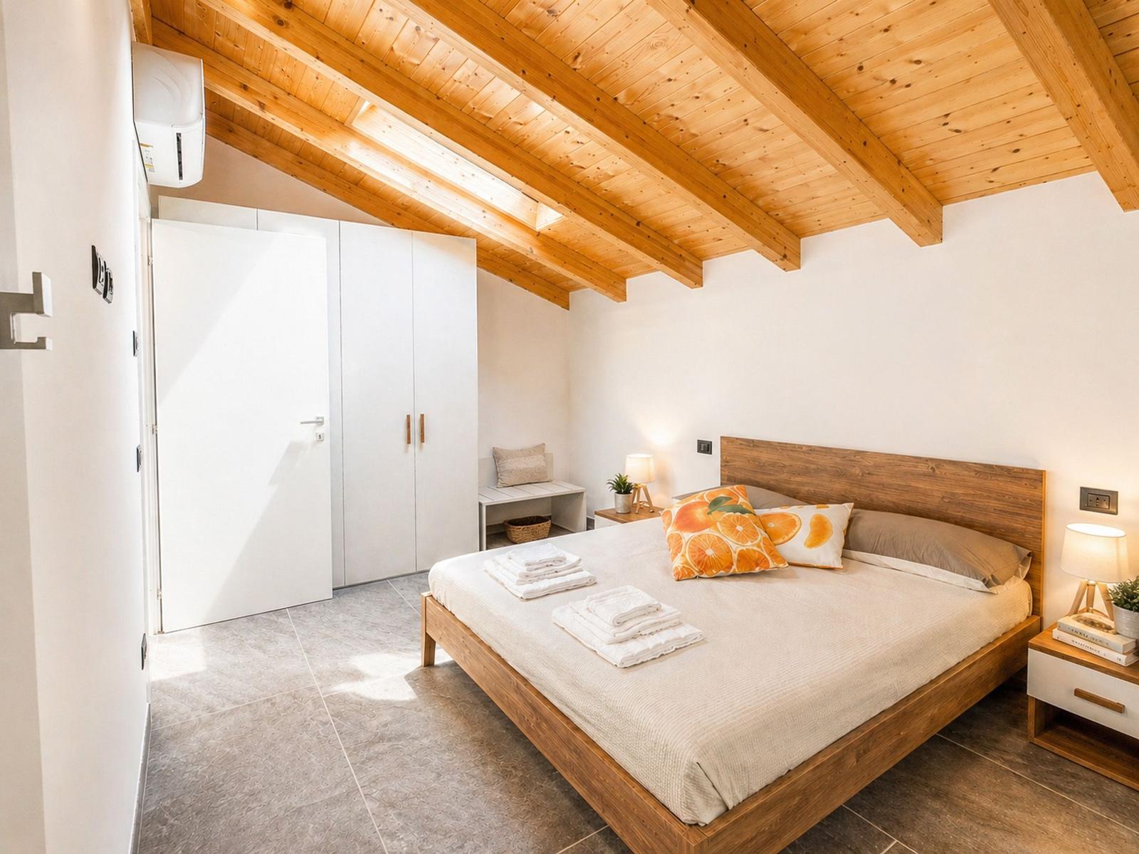großes Doppelbett aus Naturholz