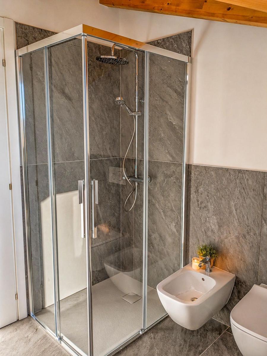 modernes Bad mit großer Dusche