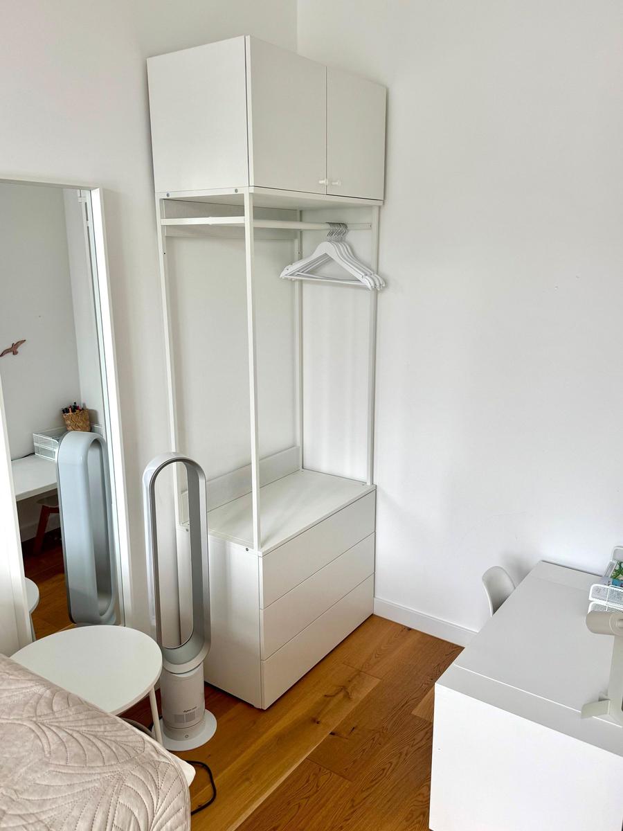 Schlafzimmer mit Kleiderschrank, Schreibtisch und Luftbefeuchter.