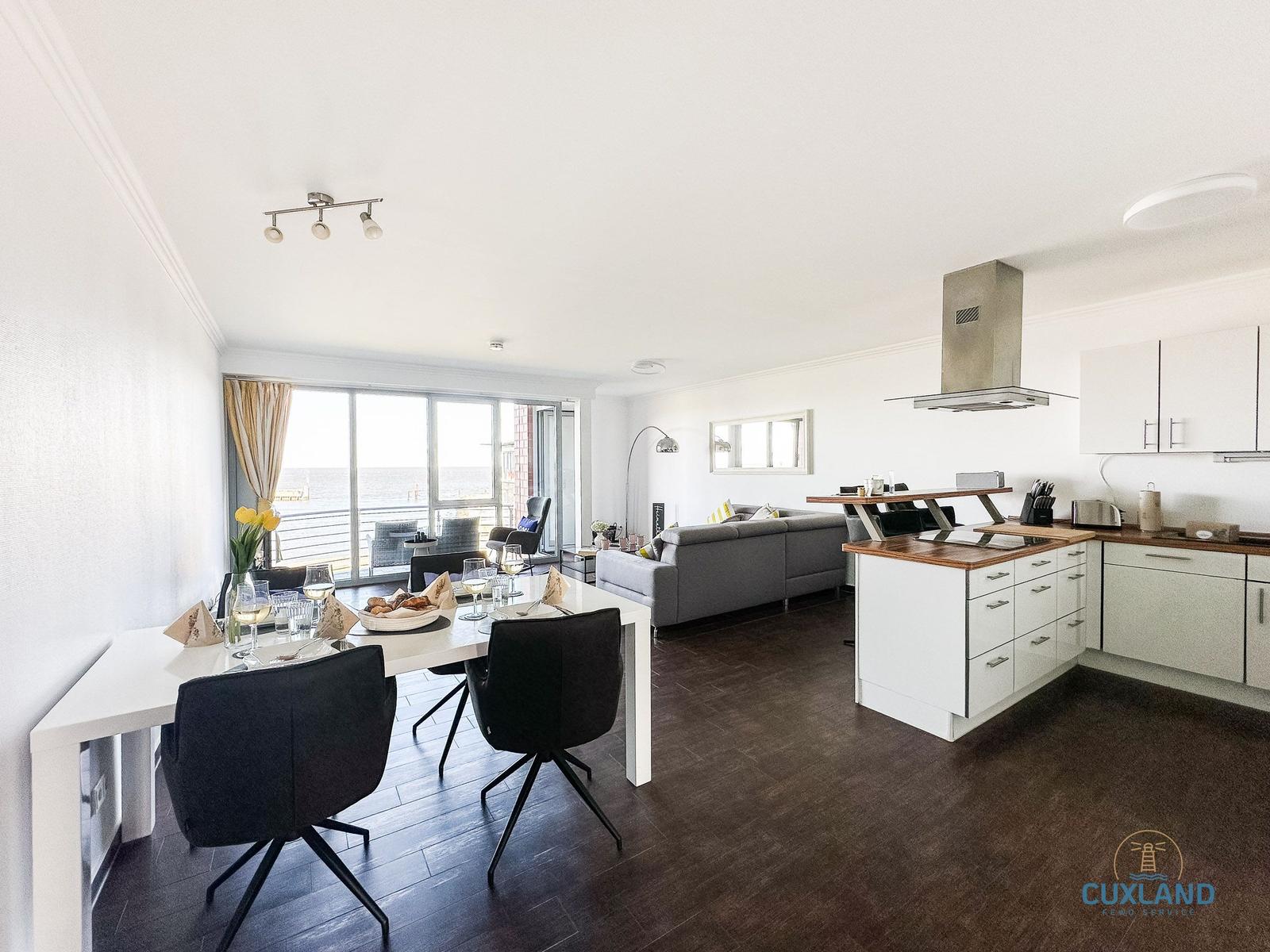 Wohnküche mit Essbereich und Meerblick. Moderne Einrichtung und helles Ambiente.
